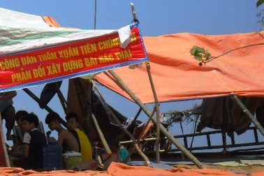 Dân dựng lều "cắm chốt" phản đối thi công bãi chôn lấp rác thải