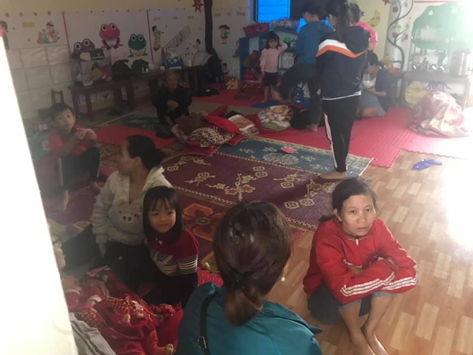 Cô giáo lên mạng kêu cứu và bữa cơm cháy đen ở trường mầm non vùng lũ - 2 Cô giáo lên mạng kêu cứu và bữa cơm cháy đen ở trường mầm non vùng lũ - 2