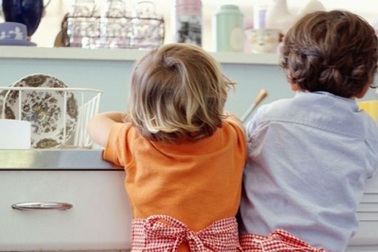 10 bí quyết hay dạy trẻ làm việc nhà bố mẹ nên biết