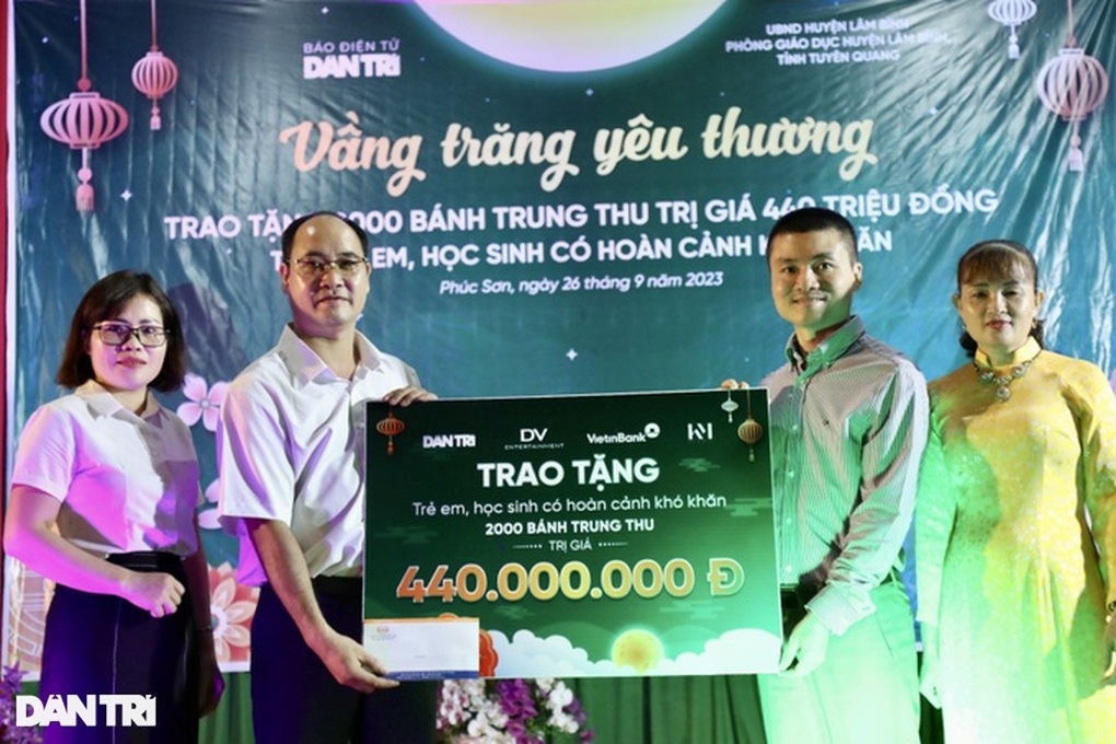 Trao 3.000 bánh Trung thu tới trẻ em, học sinh có hoàn cảnh khó khăn - 1 Trao 3.000 bánh Trung thu tới trẻ em, học sinh có hoàn cảnh khó khăn - 1