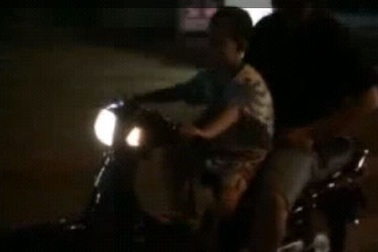 Bé trai 5 tuổi lái xe máy chở bố phóng vùn vụt trên đường 