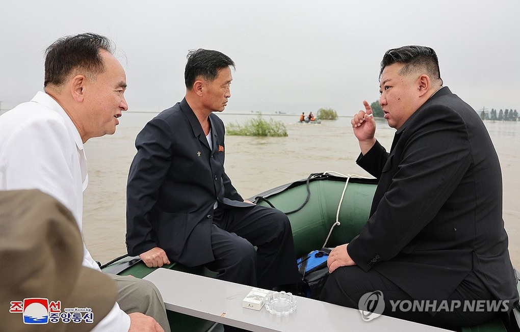 Ông Kim Jong-un ngồi xuồng thị sát lũ lụt, cách chức bộ trưởng Công an - 1 Ông Kim Jong-un ngồi xuồng thị sát lũ lụt, cách chức bộ trưởng Công an - 1