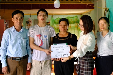 Người mẹ nghèo không có tiền cứu con được bạn đọc giúp đỡ 340 triệu đồng