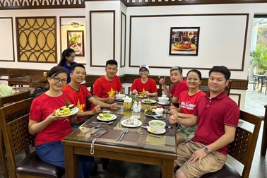 Hơn 200 nhà hàng khách sạn từ Nam ra Bắc miễn phí ăn ở cho đoàn cứu trợ lũ