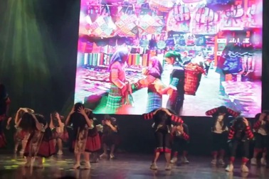 Nhóm nhảy học sinh diễn chợ tình vùng cao bằng vũ điệu máu lửa