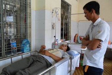 Ô tô lao vào nhà dân, một gia đình nhập viện