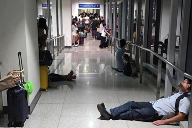 Yêu cầu xử nghiêm vụ đoàn khách “mắc kẹt” ở hành lang sân bay Tân Sơn Nhất