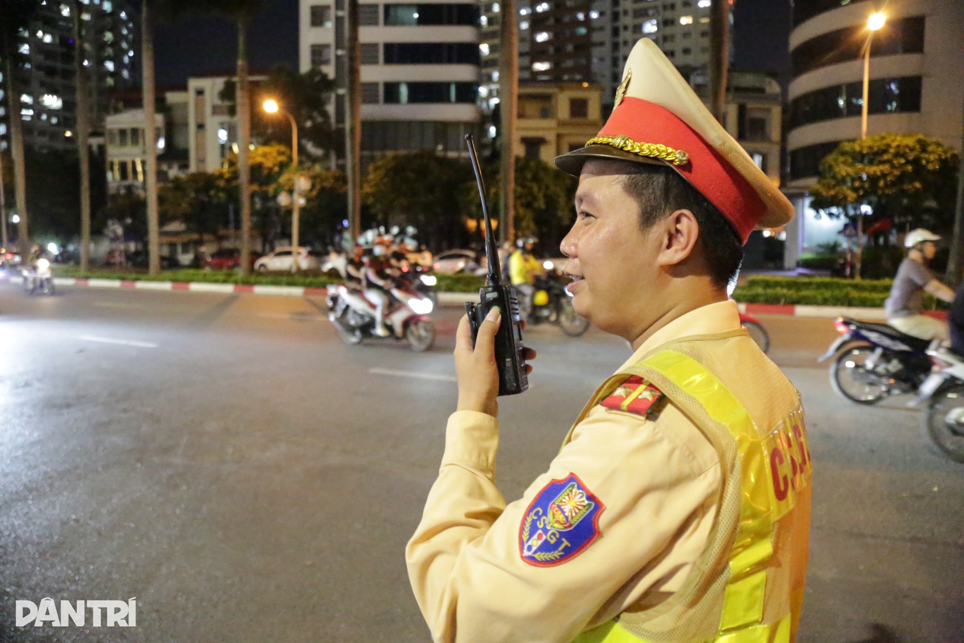 CSGT lập chốt gần quán nhậu, đón lõng xử lý nhiều tài xế vi phạm - 4