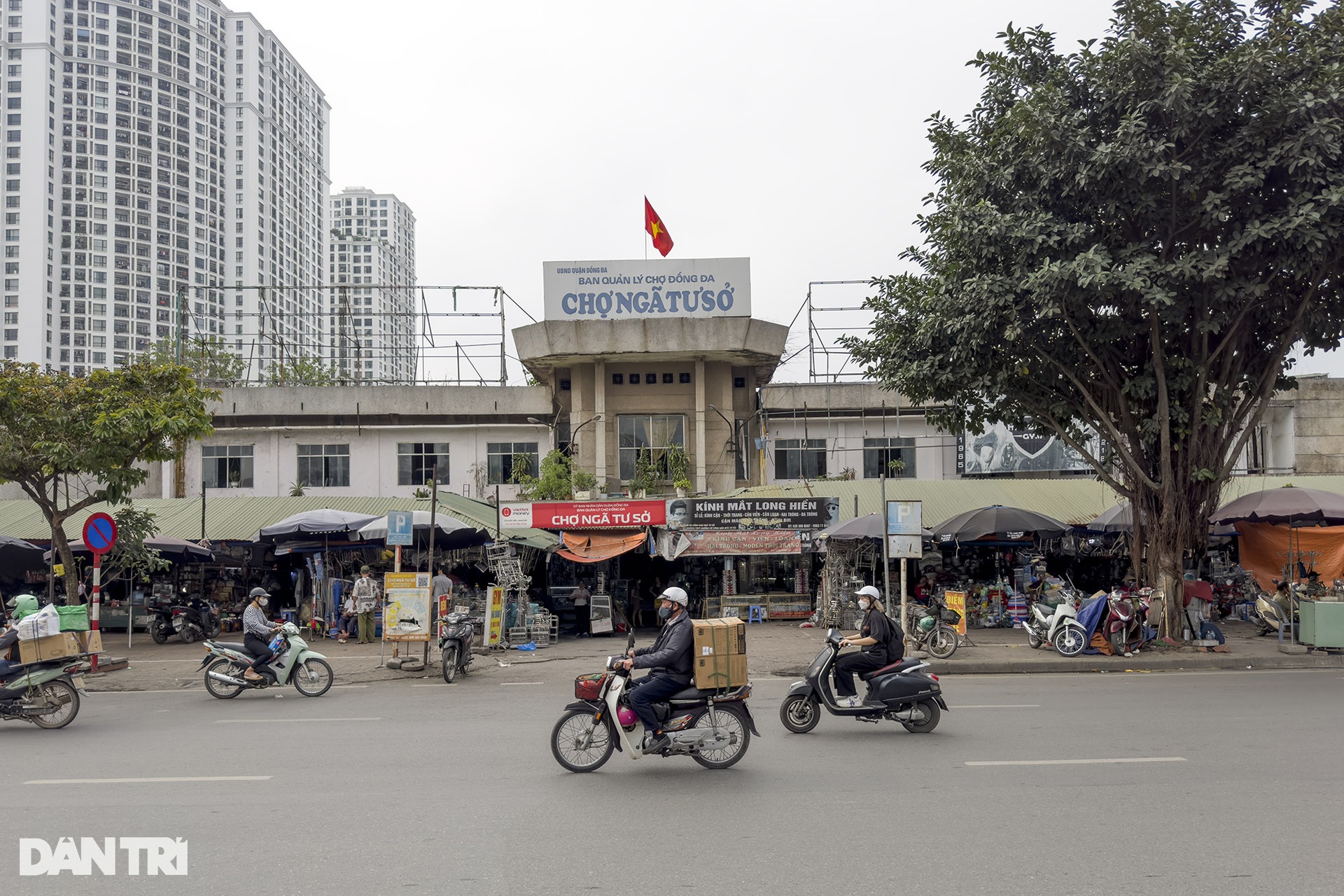 Hà Nội: Nhiều chợ truyền thống sập xệ xuống cấp, chợ kiểu mới ế ẩm - 1 Hà Nội: Nhiều chợ truyền thống sập xệ xuống cấp, chợ kiểu mới ế ẩm - 1