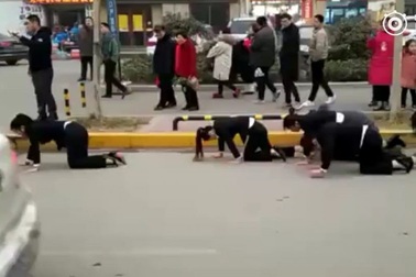 Cộng đồng mạng phẫn nộ vì cách đối xử tàn tệ với nhân viên bán hàng không đạt chỉ tiêu