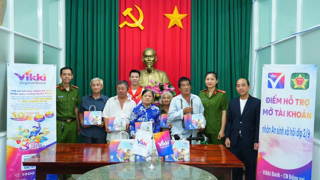 فيكي تقدم جوائز في برنامج Vikki trao giải thưởng trong chương trình “Mở tài khoản Vikki An sinh – Nhận quà mừng Quốc khánh” - 6