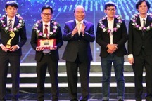 Thủ tướng Nguyễn Xuân Phúc trao giải Nhất Nhân tài Đất Việt 2017