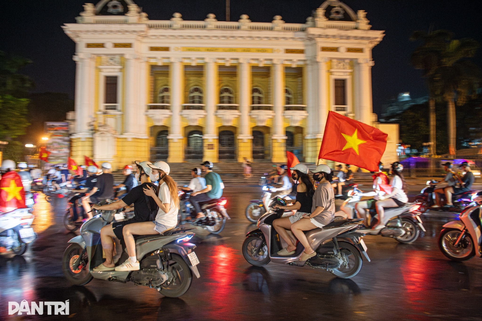 Biển người đỏ rực, Hà Nội không ngủ ăn mừng U23 vô địch Đông Nam Á - 13