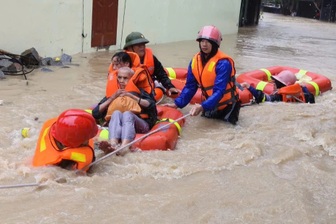 Công an, quân đội chạy đua với lũ giải cứu hàng nghìn người mắc kẹt
