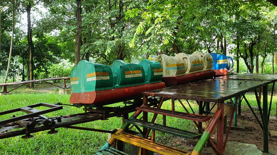 Công viên nhếch nhác, xập xệ trong khu đô thị kiểu mẫu ở Hà Nội - 7 Công viên nhếch nhác, xập xệ trong khu đô thị kiểu mẫu ở Hà Nội - 7
