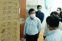 Chủ tịch TPHCM kiểm tra phòng dịch ở các chợ truyền thống