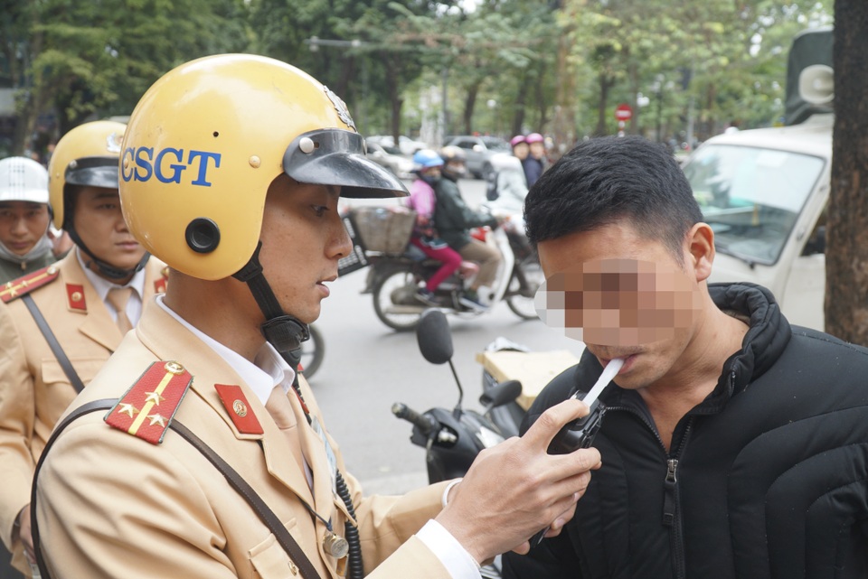Hà Nội: Nể nang chén rượu tất niên, lái xe bị tước giấy phép 17 tháng - 2 Hà Nội: Nể nang chén rượu tất niên, lái xe bị tước giấy phép 17 tháng - 2