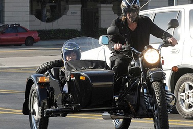 Brad Pitt chở Pax Thiên đi mua sắm bằng xe... xít-đờ-ca