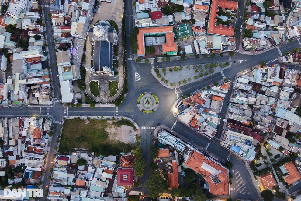 Bình Dương vắng lặng trong ngày đầu người dân không ra đường sau 18h - 1 Bình Dương vắng lặng trong ngày đầu người dân không ra đường sau 18h - 1