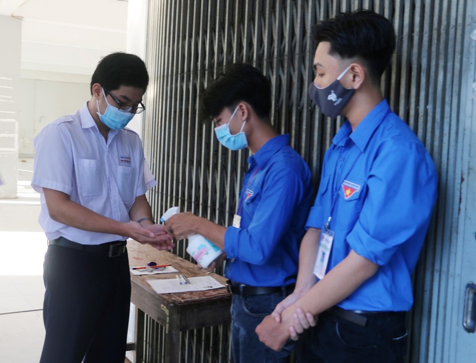 Để quên giấy tờ thi, thí sinh được CSGT dùng xe chuyên dụng chở về nhà lấy - 3 Để quên giấy tờ thi, thí sinh được CSGT dùng xe chuyên dụng chở về nhà lấy - 3