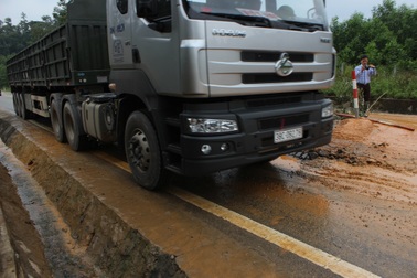 Phình lún bất  thường  trên QL15A