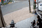 Clip “người lớn bất cẩn suýt khiến em nhỏ gặp nguy hiểm” nổi bật tuần qua