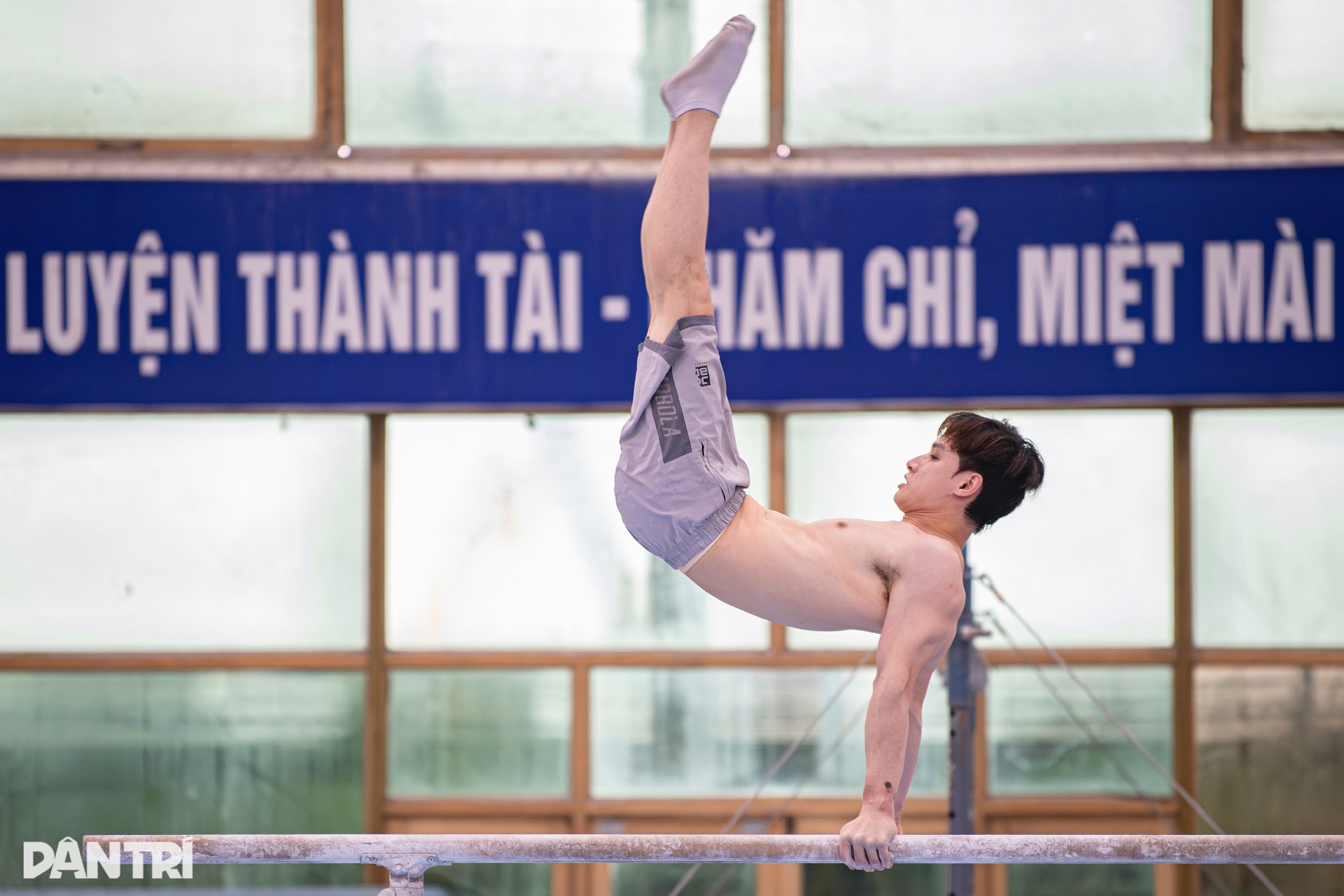 ការហ្វឹកហាត់ខ្លាំងធ្វើឱ្យល្អឥតខ្ចោះនៅ  Khổ luyện thành tài tại “lò luyện vàng” Thể dục dụng cụ Việt Nam - 11