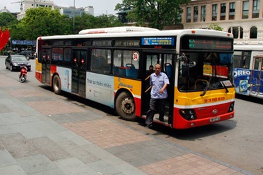 Phụ xe buýt bị hành khách đấm liên tiếp vào mặt