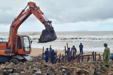 Hơn 200 người "vá" đê, hàng nghìn bộ đội sẵn sàng giúp dân chống bão Bualoi