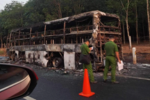 Xe khách giường nằm cháy rụi, trơ khung trên cao tốc Phan Thiết - Dầu Giây