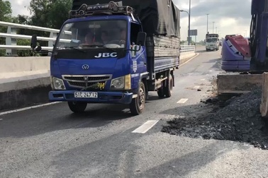Cầu vượt nút giao Mỹ Thủy vừa thông xe đã sụt lún