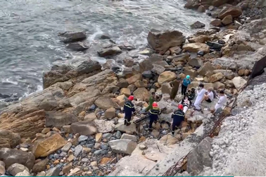 Đang chụp ảnh, cô gái trượt chân rơi xuống vực