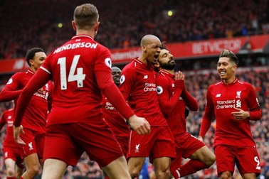 Liverpool 2-0 Chelsea: Hai phút, hai bàn thắng và ngôi đầu bảng