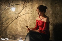 Quán cà phê với ánh sáng "tối mờ", dùng đèn dầu, bếp củi trang trí ở Hà Nội