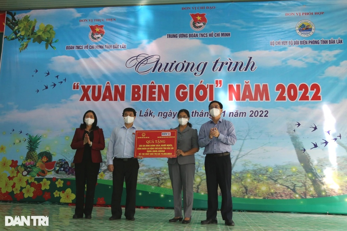 Đoàn công tác của Ban Bí thư TƯ Đảng tặng quà Tết vùng biên giới - 2 Đoàn công tác của Ban Bí thư TƯ Đảng tặng quà Tết vùng biên giới - 2