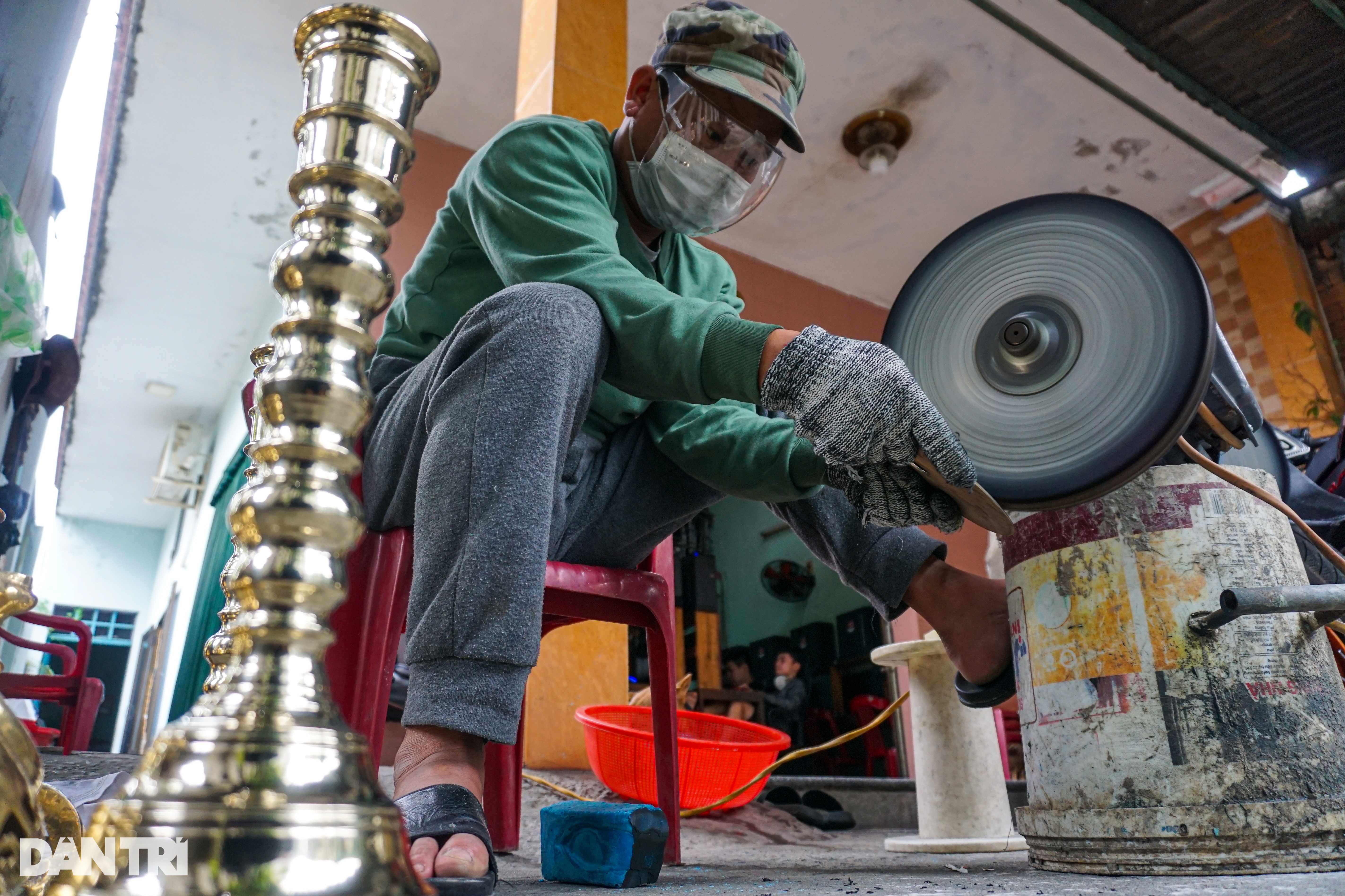 Còng lưng ngồi phủ vàng đồ lễ, kiếm tiền triệu tiêu Tết - 1 Còng lưng ngồi phủ vàng đồ lễ, kiếm tiền triệu tiêu Tết - 1