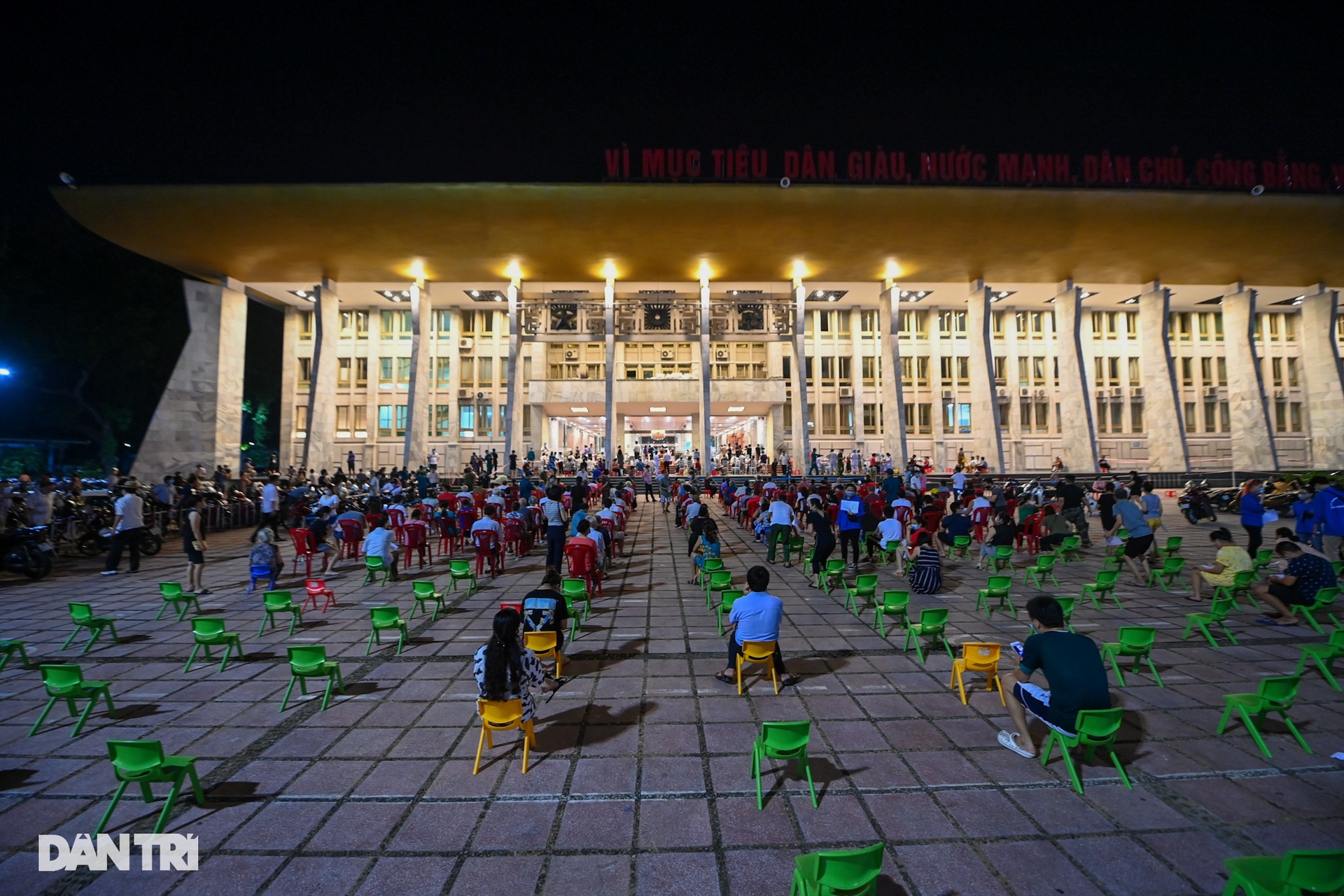 Ảnh tuần: Xuyên đêm xếp hàng tiêm vắc xin, bộ đội dầm mưa bão giúp dân - 1 Ảnh tuần: Xuyên đêm xếp hàng tiêm vắc xin, bộ đội dầm mưa bão giúp dân - 1