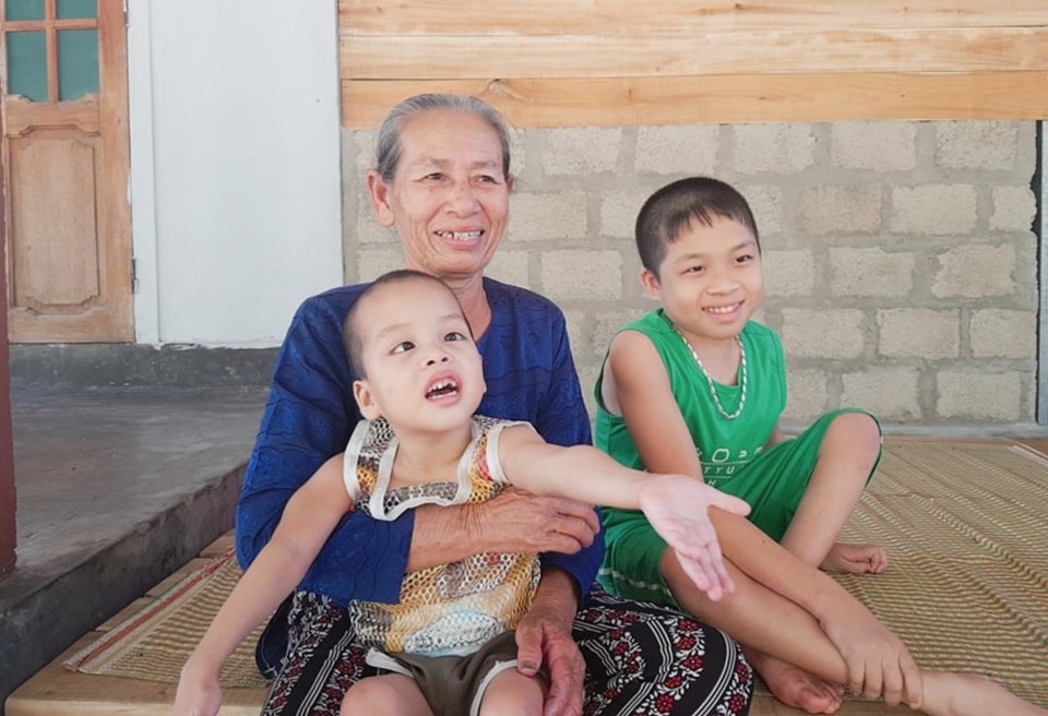 Bạn đọc Dân trí giúp đỡ gia đình có 3 con thơ bại não hơn 100 triệu đồng - 2 Bạn đọc Dân trí giúp đỡ gia đình có 3 con thơ bại não hơn 100 triệu đồng - 2