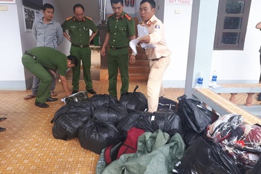 Phát hiện nhiều hàng cấm trên xe của hai đối tượng tự xưng nhà báo