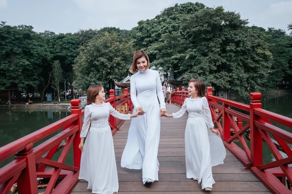 Hai chị em “bé hạt tiêu” mang tiếng hát vang xa nửa vòng Trái đất - 1 Hai chị em “bé hạt tiêu” mang tiếng hát vang xa nửa vòng Trái đất - 1
