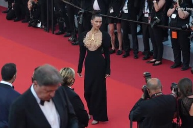 Bella Hadid xuất hiện trên thảm đỏ LHP Cannes 2021