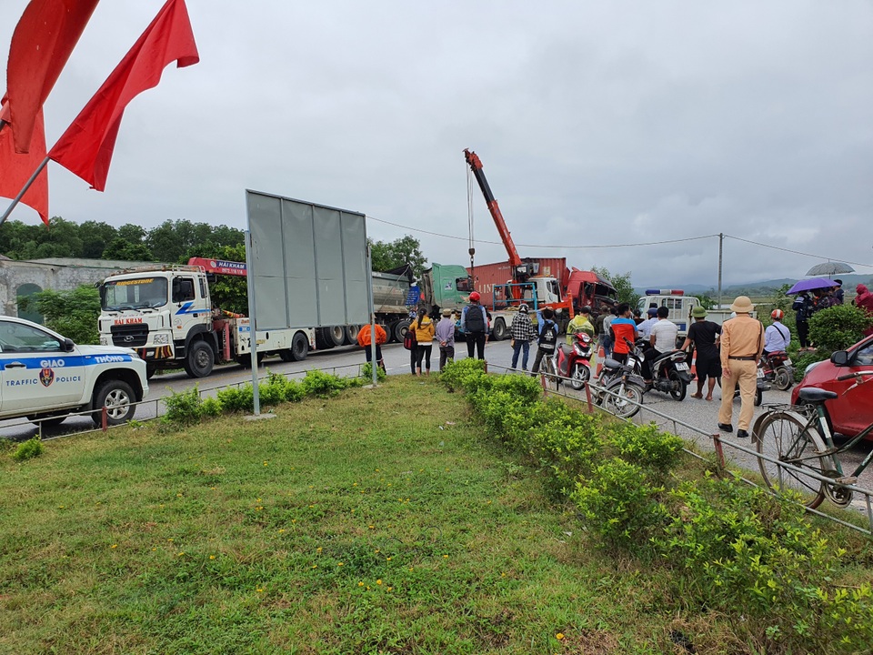 Xe tải và container đấu đầu nát bét, đường Hồ Chí Minh ách tắc - 4