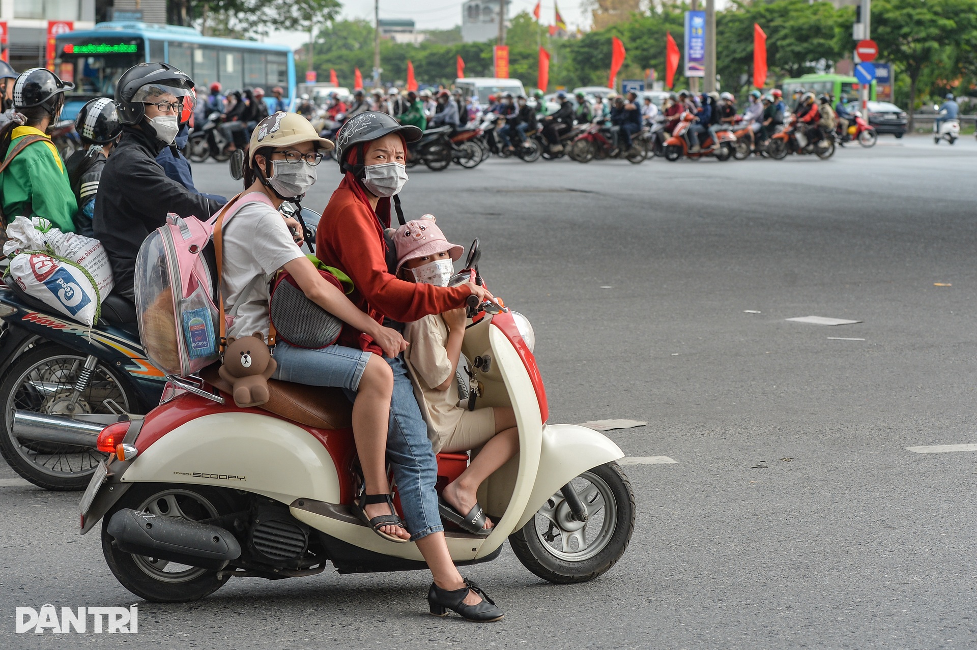 Chưa hết nghỉ lễ, người dân ùn ùn quay lại Thủ đô vì ám ảnh tắc đường - 6 Chưa hết nghỉ lễ, người dân ùn ùn quay lại Thủ đô vì ám ảnh tắc đường - 6
