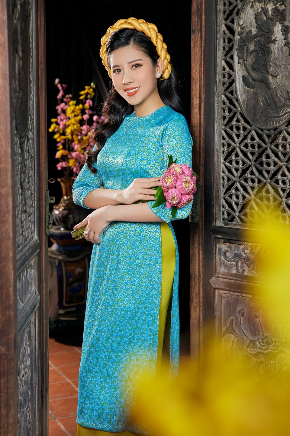 Dương Yến Nhung khoe sắc trong tà áo dài đón Tết - 6 Dương Yến Nhung khoe sắc trong tà áo dài đón Tết - 6