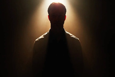 Phát hiện bí mật tày đình của người chồng quá cố