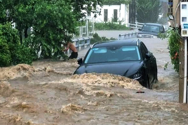 Nước ngập "trùm đầu" ô tô sau mưa lớn ở Đà Lạt