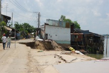 Hãi hùng khoảnh khắc 14 căn nhà bị kéo sụp xuống sông