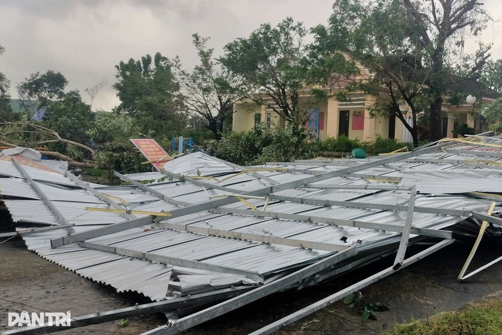 Người dân miền Trung lại quay cuồng trong mưa lũ, lốc xoáy, sạt lở - 3 Người dân miền Trung lại quay cuồng trong mưa lũ, lốc xoáy, sạt lở - 3