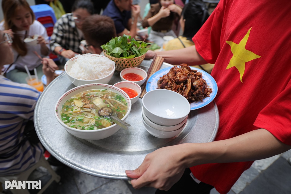 Quán ngan cháy tỏi ở Hà Nội ra đời từ lần bán ế, khách xếp hàng kín đường