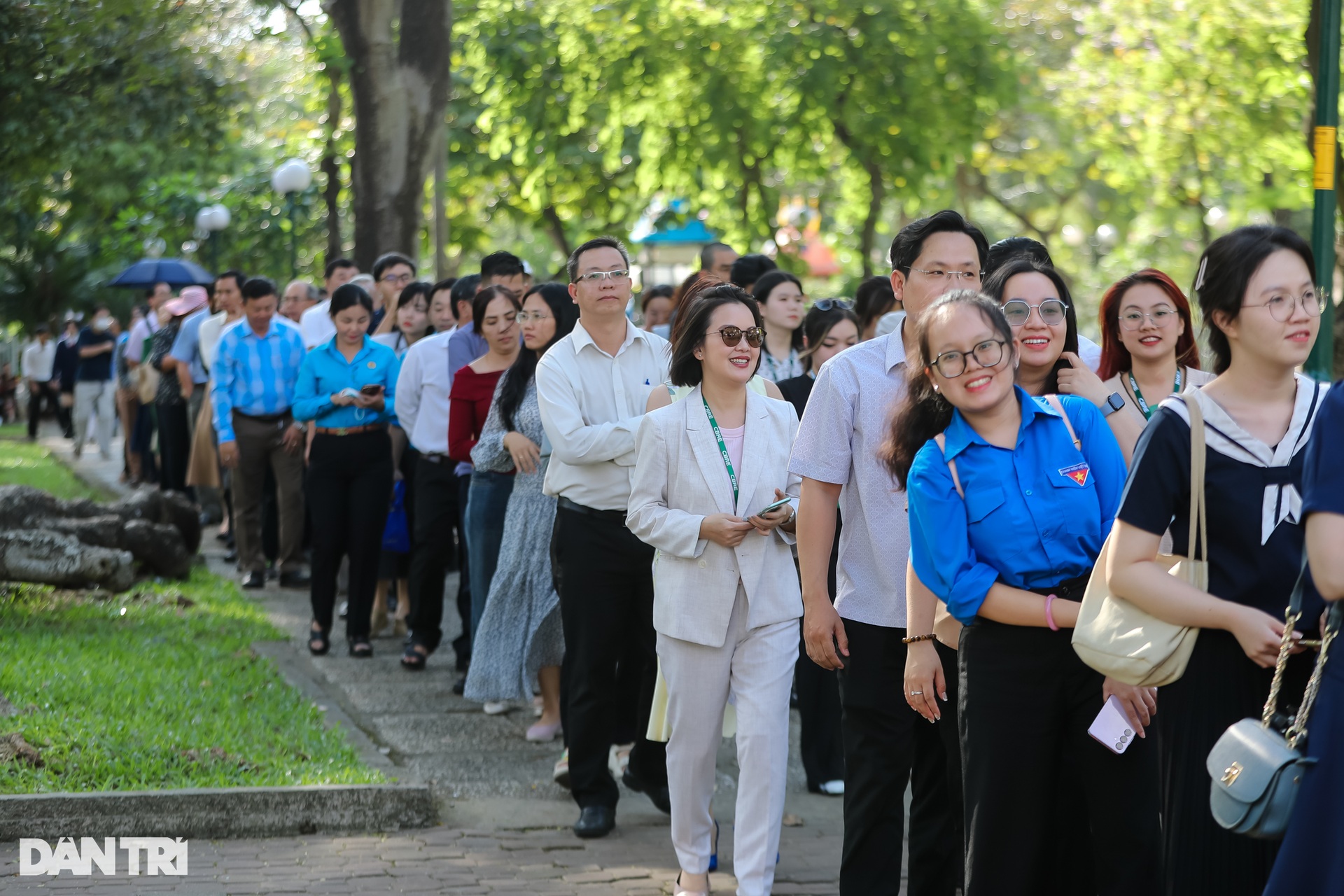 Người dân TPHCM xếp hàng chờ đi tàu metro trong ngày chạy thử cuối cùng - 4